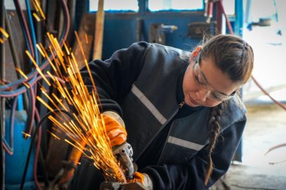 18 yaşındaki genç kız, günde 18 otobüsün kaynağını yapıyor