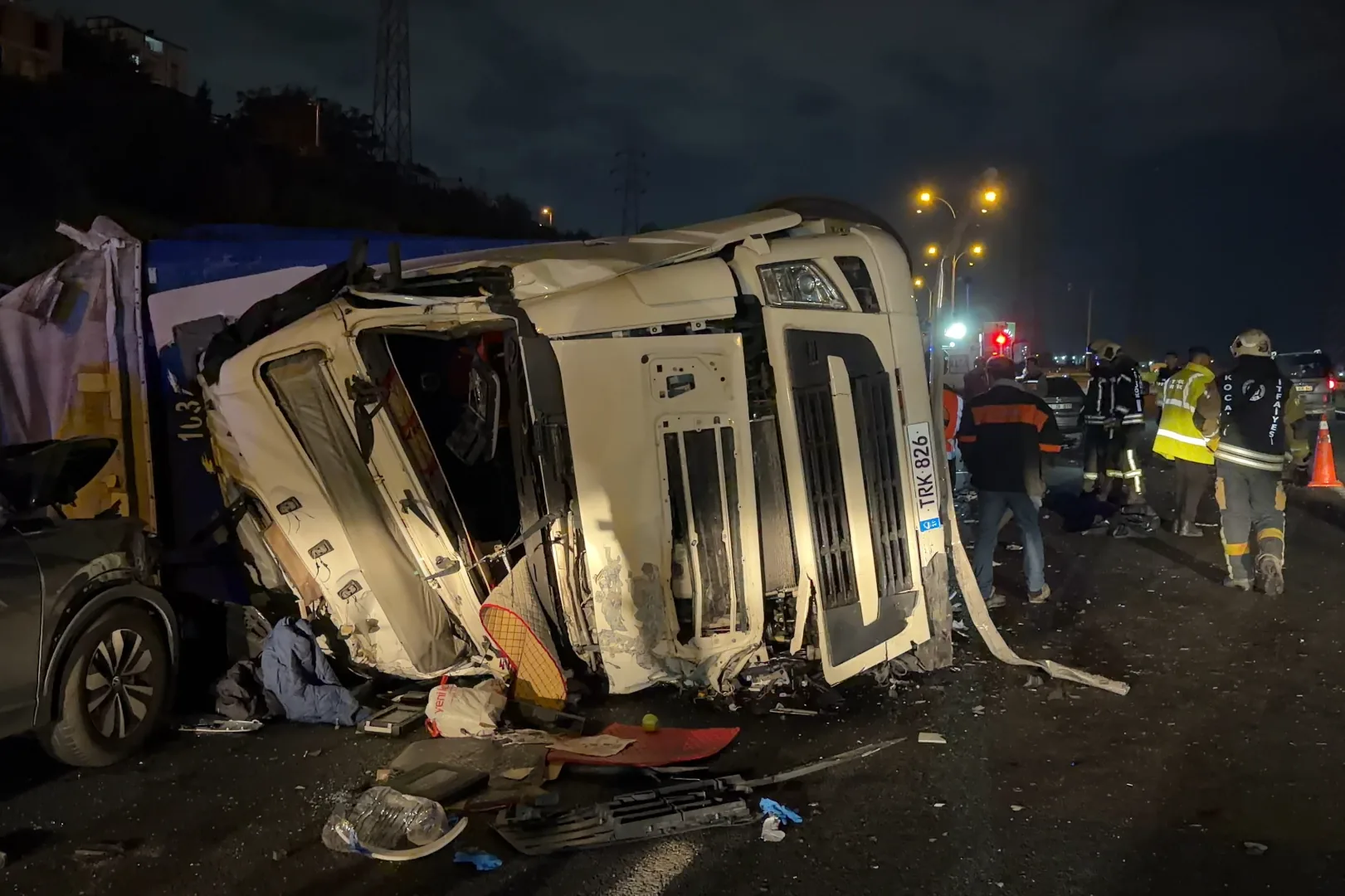 Kullandığı tırın altında kalan sürücü hayatını kaybetti, 2 yaralı