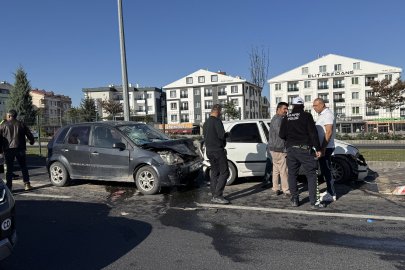 KPSS’ye yetişirken kaza yaptılar: 5 araç birbirine girdi, 2 kişi yaralandı