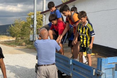 71 yaşında traktörüyle çocukları toplayıp antrenmana taşıyor...
