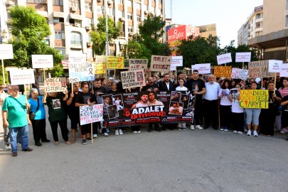 Ölen 2 gencin aileleri 5 Ocak Meydanı'nda toplandı, döviz ve pankartlarla tahliyeye itiraz etti