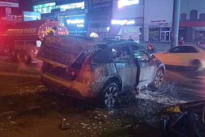 Alev topuna dönen araca itfaiyeden özel battaniyeli müdahale
