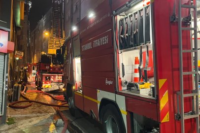 5 Katlı Binanın Çatısı Alevlere Teslim Oldu