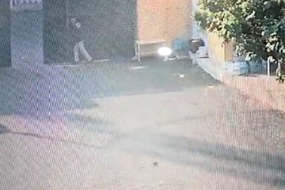 Bekçinin demir kapının altında kalma anı güvenlik kamerasına yansıdı