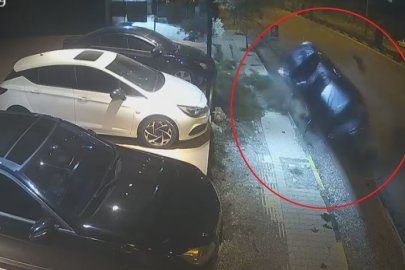 Hatay'da otomobilin park halindeki araca çarpması güvenlik kamerasında
