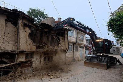 YENİŞEHİR’DE METRUK YAPI YIKILDI