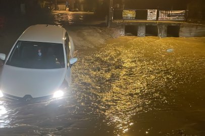 Menteşe'de yağış nedeniyle yol çöktü: Araç çukurda kaldı