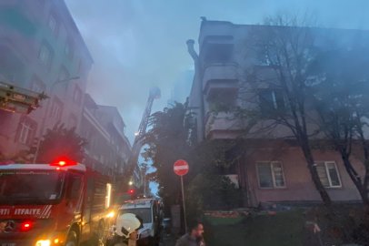 Küçükçekmece’de iş yerinde çıkan yangın çatılara sıçradı