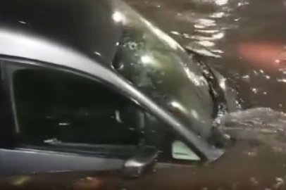 Pendik'te sağanak nedeniyle alt geçidi su bastı!