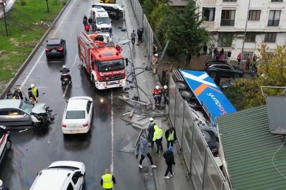 Tırın karşı şeride geçerek araçlara çarpıp bahçeye uçması sonucu meydana gelen kazada 3 kişi yaralandı