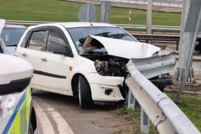 İnegöl'de otomobil bariyerlere çarptı: 1 yaralı