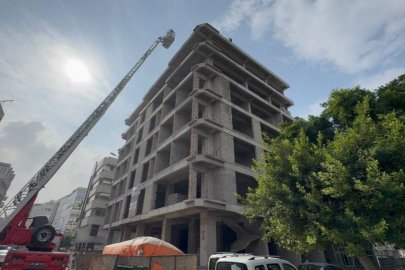 7 katlı binanın tepesinde intihara kalkışan kişi 2 saatlik çabayla ikna edildi