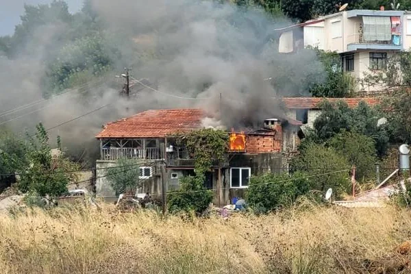 Benzin ile ocakta odun yakmak isterken evi yaktı