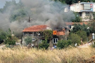 Benzin ile ocakta odun yakmak isterken evi yaktı