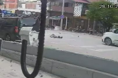 Motosiklet yayaya çarptı, ikisi de metrelerce sürüklendi