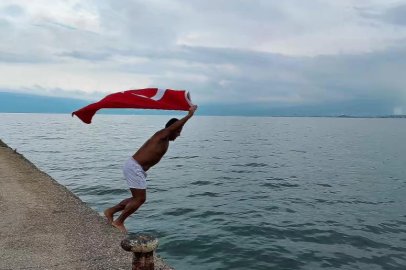 Soğuk ve yağışlı havaya aldırmadı, Türk bayrağıyla denize girdi