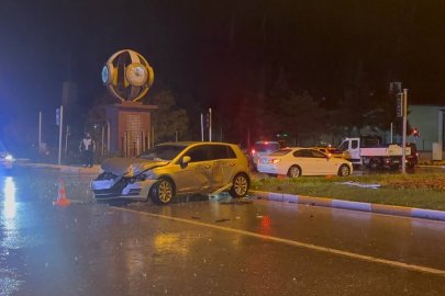 İki Otomobil Çarpıştı: 3 Yaralı