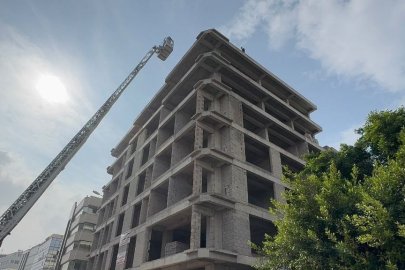 Hatay'da intihar girişimi: 7 katlı binaya çıkan genç 2 saatte ikna edildi