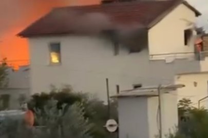 2 katlı bir evin çatı katında çıkan yangın panik yarattı