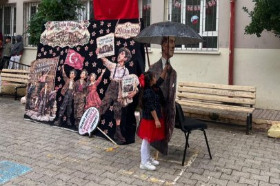 Yağmura aldırış etmeden Atasına şemsiye tutan küçük kızın davranışı yürekleri ısıttı