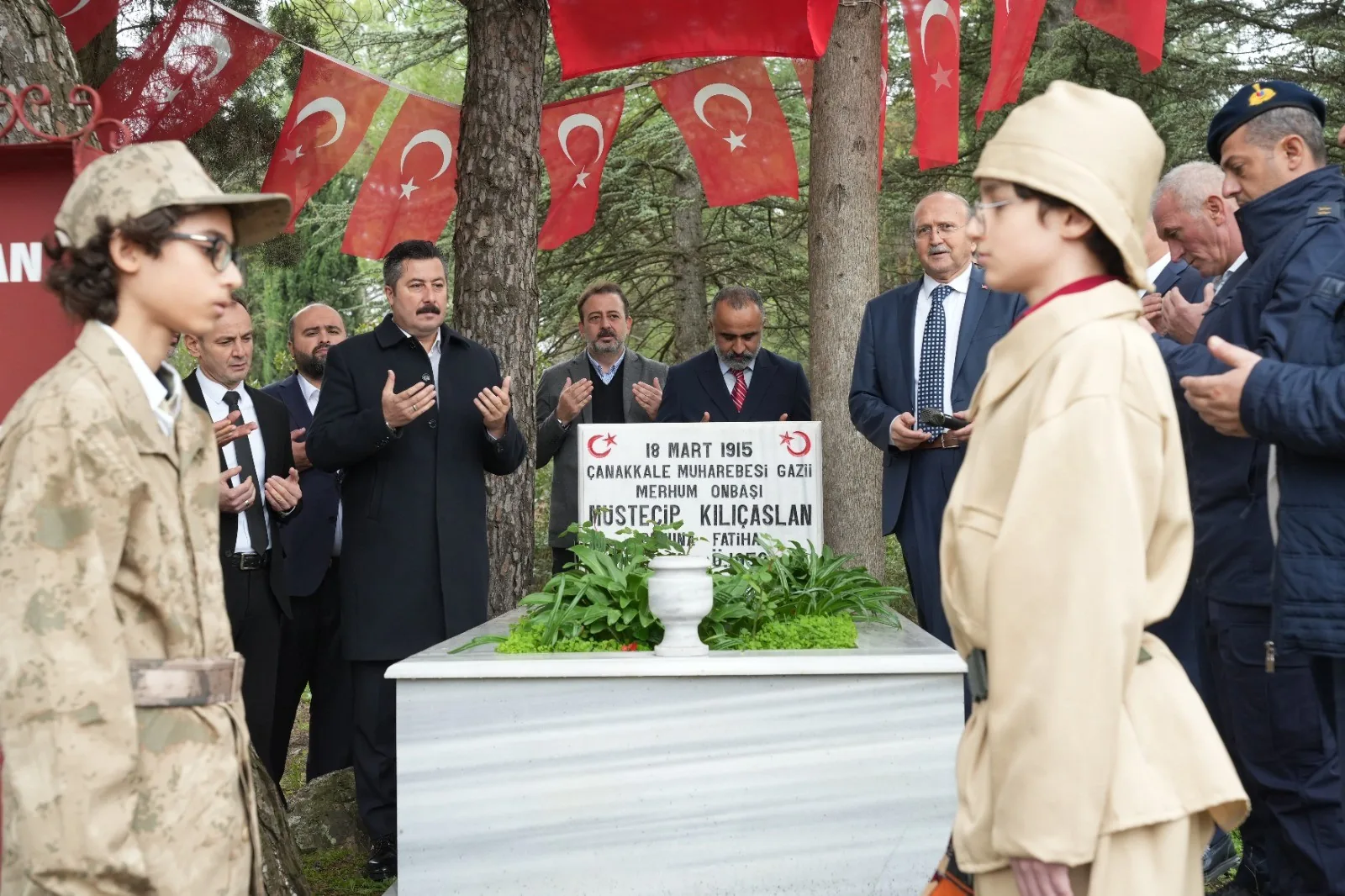 Çanakkale Boğazı'nı geçmek isteyen Fransız Denizaltısını batırmıştı, mezarı başında anıldı