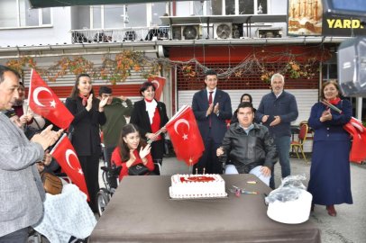 Özel gereksinimli bireyler Cumhuriyet Bayramında esnafa bayrak dağıttı