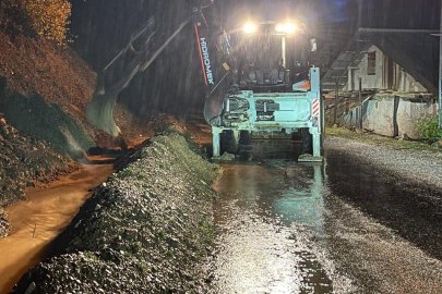 Feke'de sağanak sonrası heyelanla kapanan yol iş makineleriyle temizleniyor