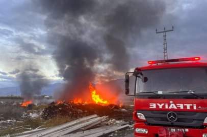 Erzincan'da hurdalık alan alevlere teslim oldu