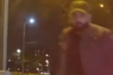 Yol kesip tehdit eden maganda kamerada