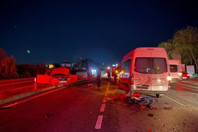 İki otomobil ve tur midibüsünün karıştığı zincirleme kaza, güvenlik kamerasına yansıdı
