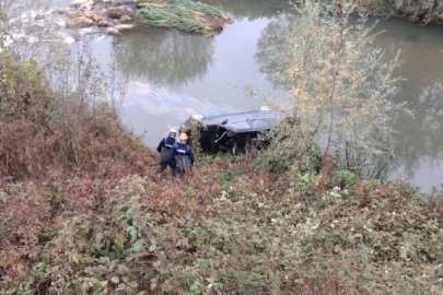 Bolu'da Korkutan Kaza: Virajı Alamayan Otomobil Dereye Uçtu