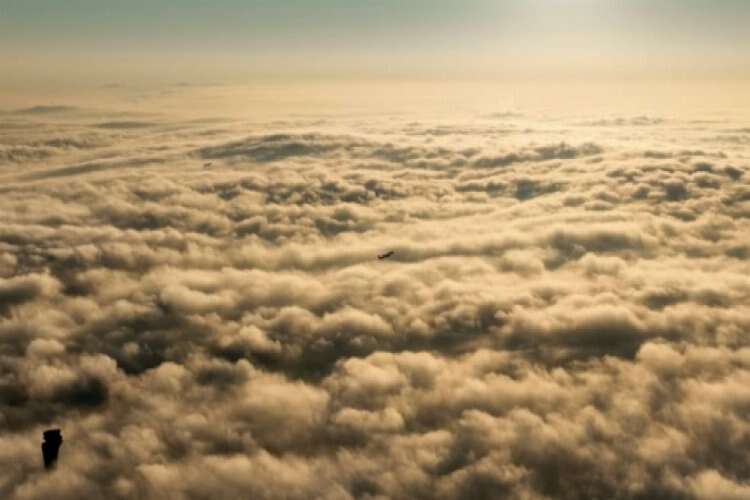 Sis bulutlarının içinden çıkan uçaklar