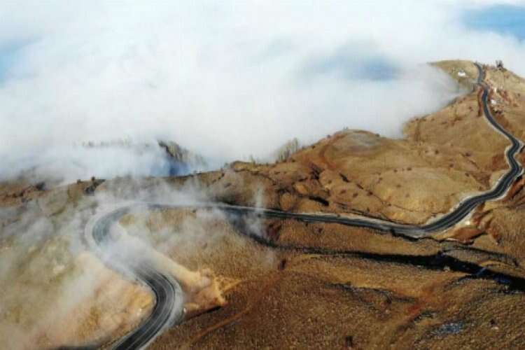 Muş'ta karlı dağlarla birleşen sis bulutları kartpostallık görüntüler oluşturdu
