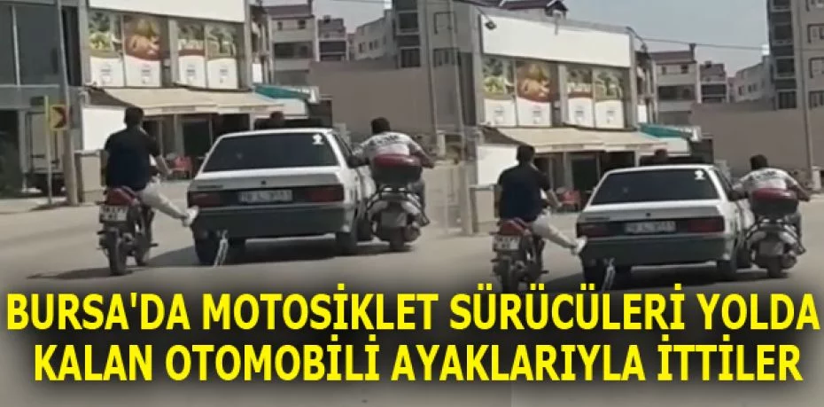 Bursa'da motosiklet sürücüleri yolda kalan otomobili ayaklarıyla ittiler