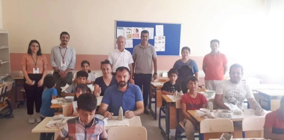 Mustafakemalpaşa'da 'Mevsimlik' çocukların yüzü güldü