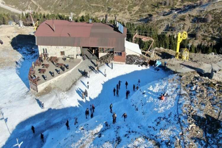 Kar yağmayan Uludağ’da turistlerin kar keyfi