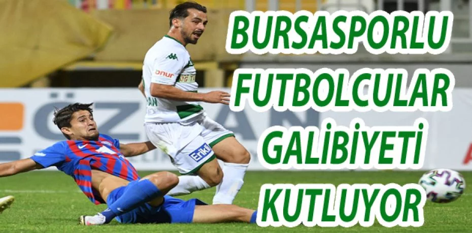 Bursasporlu futbolcular galibiyeti kutluyor