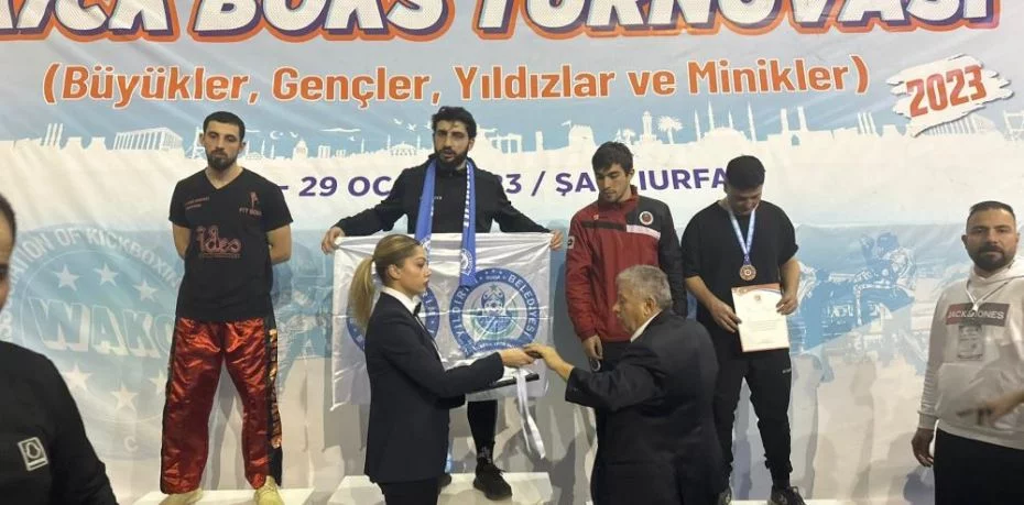 Türkiye Kick Boks Turnuvası’nda Yıldırım Belediyesporlu Enes Gezer, büyükler kategorisi 84 kiloda Türkiye Şampiyonu oldu.