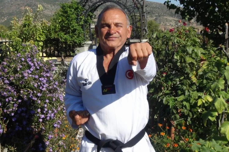 64 yaşındaki taekwondocu gençlere taş çıkartıyor