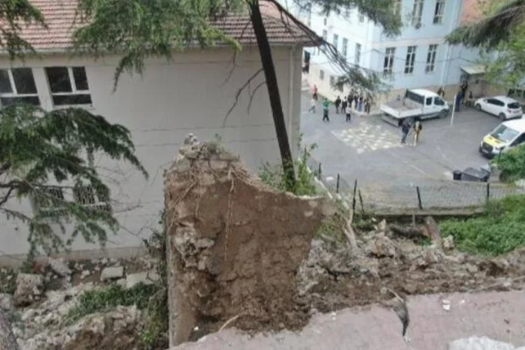 İstinat duvarı okulun bahçesine çöktü