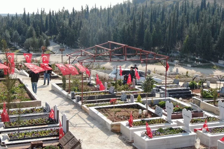 Adana'da deprem mezarlığı Türk bayrakları ile donatıldı!
