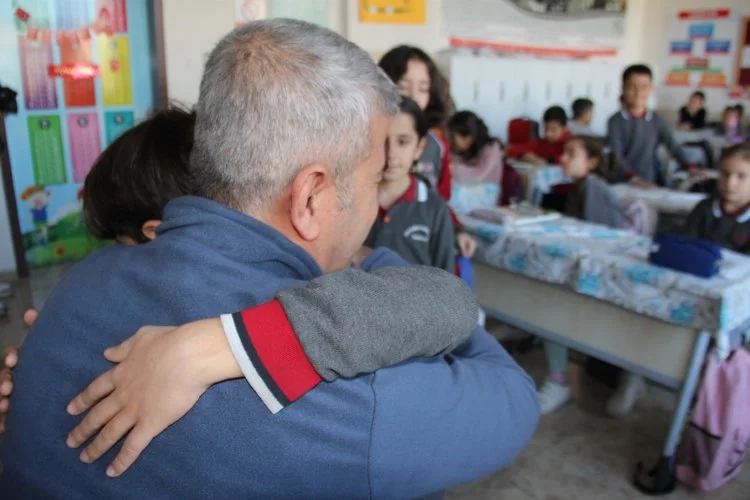 Ailesini depremde kaybeden Kadir öğretmenin sınıfında duygusal anlar yaşandı