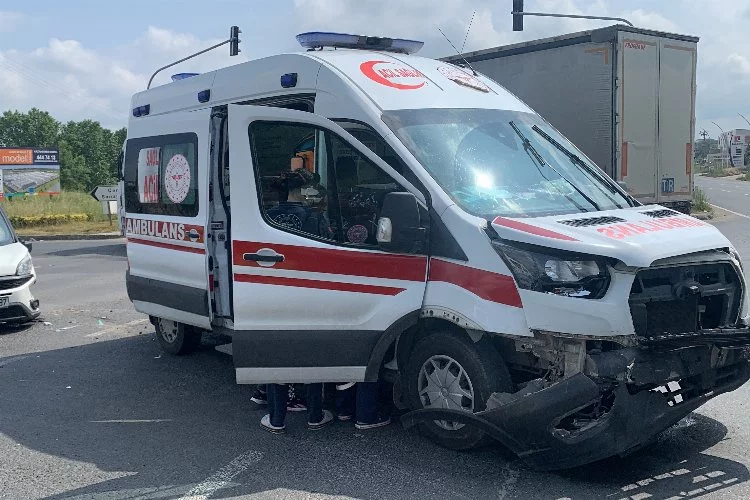 Ambulansla otomobil çarpıştı: 2 ambulans personeli yaralandı