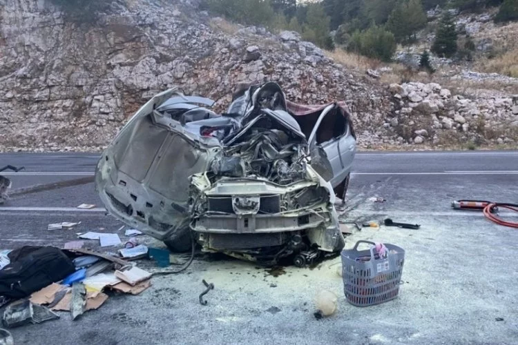Antalya'da yolcu otobüsü ile otomobil kaza yaptı! 1 ölü, 5 yaralı