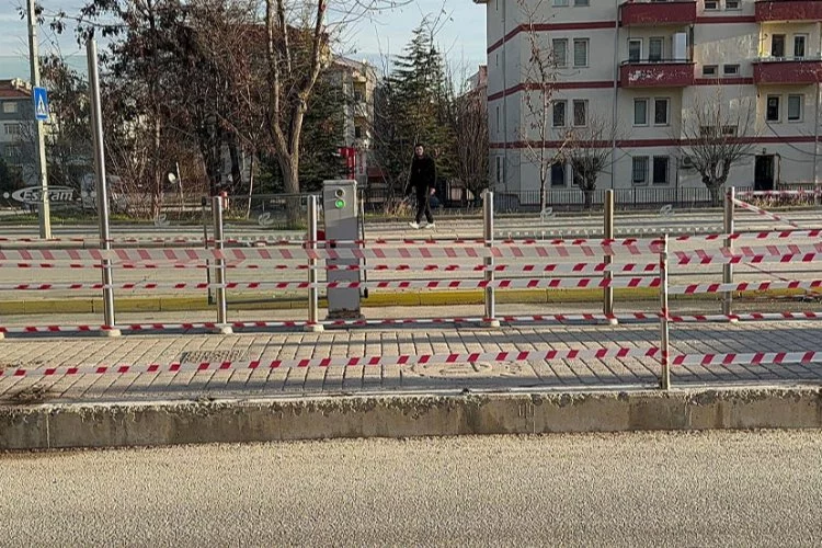 Aşırı hız yapan sürücü tramvay durağına daldı