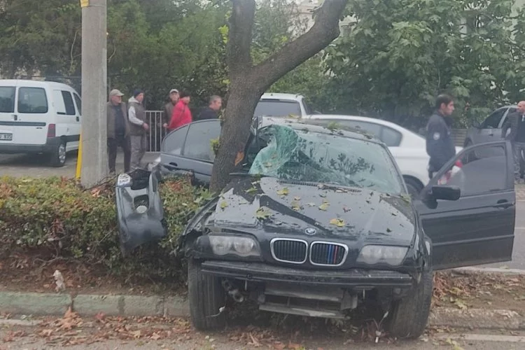Bursa'da kaza! Kontrolden çıktı, ağaca çarptı