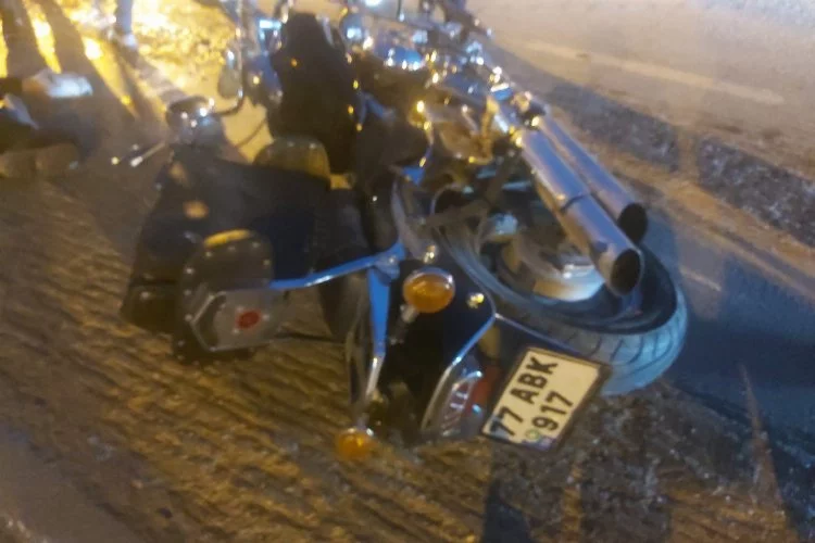 Motosiklet traktör römorkuna çarptı: 2 kişi yaralandı