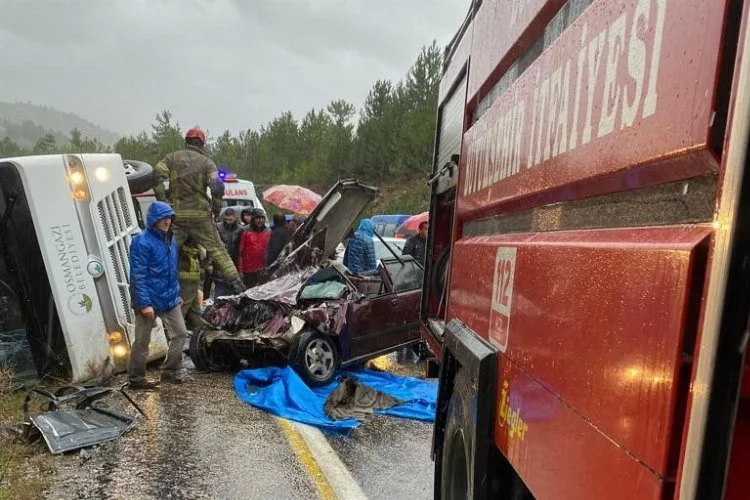 Bursa'da korkunç kaza: Taziye otobüsü otomobille çarpıştı