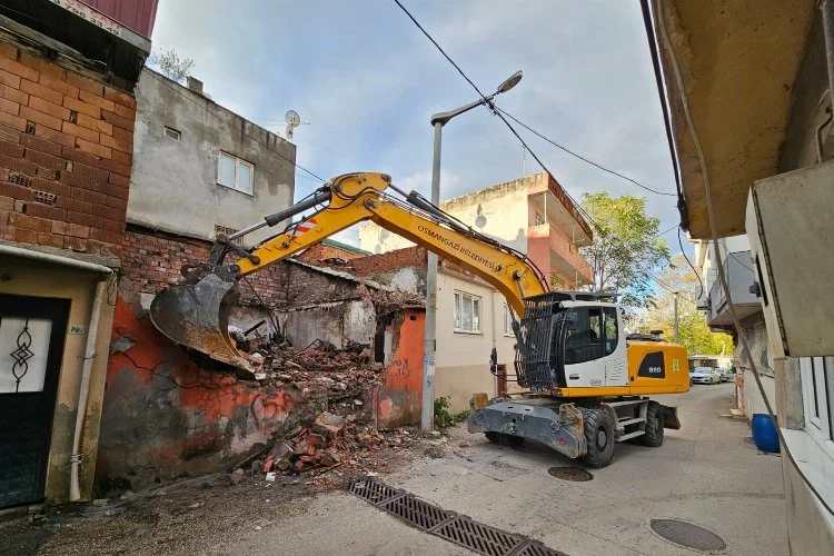 Bursa'da metruk binaya balyozlu yıkım