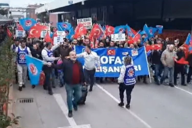 Tofaş işçileri zam teklifini beğenmedi! Fabrika bahçesinde pankartlı protesto yaptılar